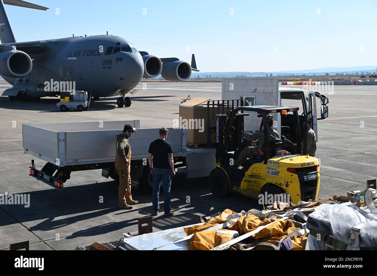 STATION NAVALE AÉRIENNE DE SIGONELLA, Italie (12 février 2023) États-Unis Les marins de la Marine affectés à la Station aérienne navale de Sigonella aident à l'aide humanitaire et aux secours en cas de catastrophe en transférant les palettes reçues des expéditions navales, le 12 février 2023. À la suite d'un séisme de magnitude 7,8 qui a frappé Türkiye le 6 février 2023, les forces militaires américaines ont été affectées aux États-Unis Le Commandement européen fournit une aide humanitaire et des secours en cas de catastrophe à l'appui des États-Unis L'Agence pour le développement international (USAID), le Bureau d'assistance humanitaire (BHA) et la communauté internationale au peuple turc pendant Banque D'Images