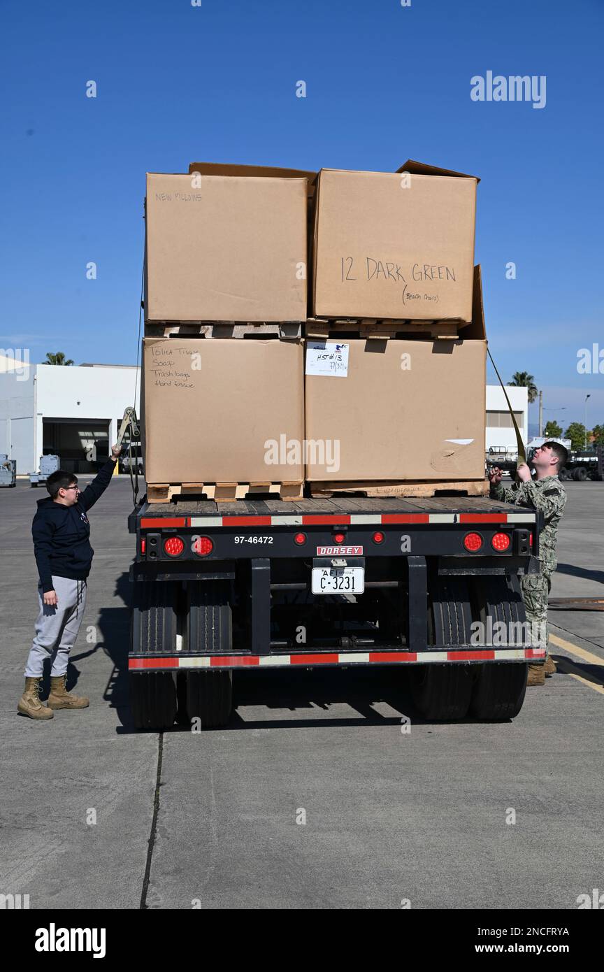 STATION NAVALE AÉRIENNE DE SIGONELLA, Italie (12 février 2023) États-Unis Les marins de la Marine affectés à la Station aérienne navale de Sigonella aident à l'aide humanitaire et aux secours en cas de catastrophe en transférant les palettes reçues des expéditions navales, le 12 février 2023. À la suite d'un séisme de magnitude 7,8 qui a frappé Türkiye le 6 février 2023, les forces militaires américaines ont été affectées aux États-Unis Le Commandement européen fournit une aide humanitaire et des secours en cas de catastrophe à l'appui des États-Unis L'Agence pour le développement international (USAID), le Bureau d'assistance humanitaire (BHA) et la communauté internationale au peuple turc pendant Banque D'Images