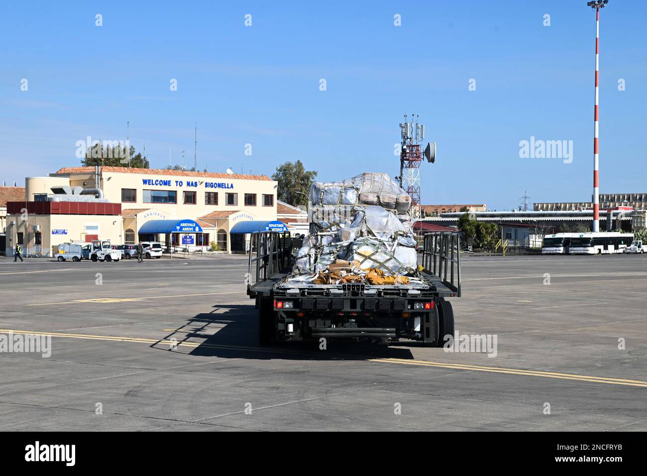 STATION NAVALE AÉRIENNE DE SIGONELLA, Italie (12 février 2023) des entrepreneurs italiens travaillent avec les États-Unis Les marins de la Marine affectés à la Station aérienne navale de Sigonella pour transférer les palettes reçues des expéditions navales, 12 février 2023. À la suite d'un séisme de magnitude 7,8 qui a frappé Türkiye le 6 février 2023, les forces militaires américaines ont été affectées aux États-Unis Le Commandement européen fournit une aide humanitaire et des secours en cas de catastrophe à l'appui des États-Unis L'Agence pour le développement international (USAID), le Bureau d'assistance humanitaire (BHA) et la communauté internationale auprès du peuple turc pendant cette tragédie. Strate de NAS Sigonella Banque D'Images