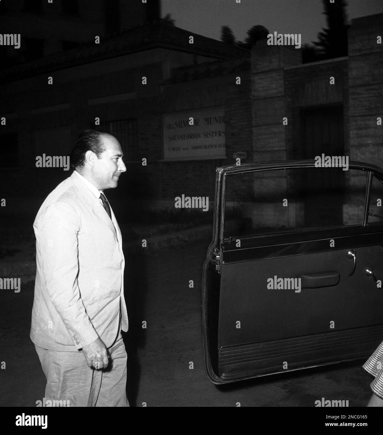 Roberto Rossellini, Italian movie director drived his car to the Salvator Mundi Hospital in Rome June 8, 1952 to see his wife, movie actress Ingrid Bergman who is there due to the forthcoming birth of twins as she previously announced. Rossellini leaves the car to enter the clinic. (AP Photo/Ivo Meldolesi) Banque D'Images