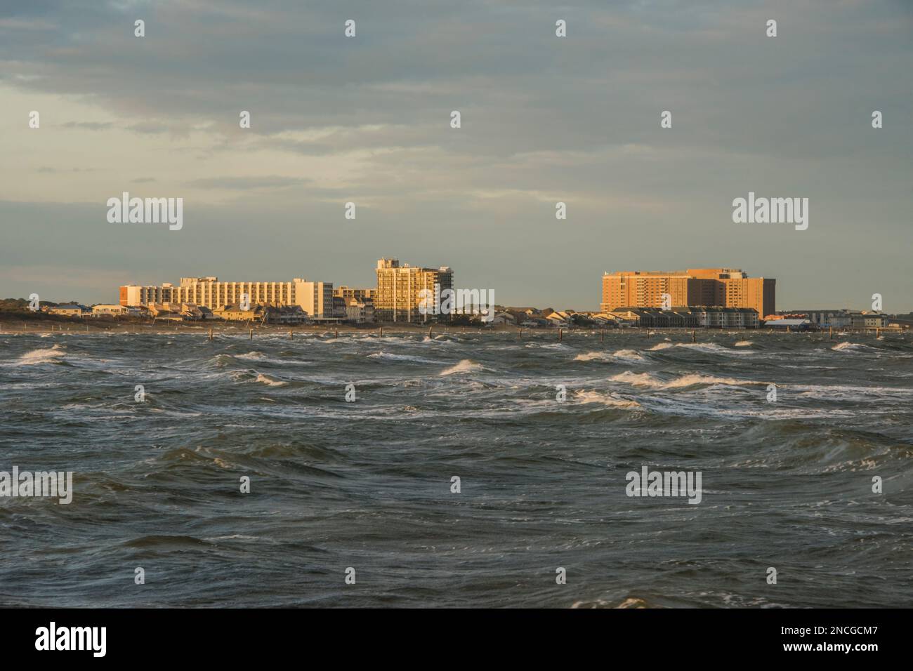 Lever du soleil à la plage de Virginia Beach, Virginie, États-Unis Banque D'Images