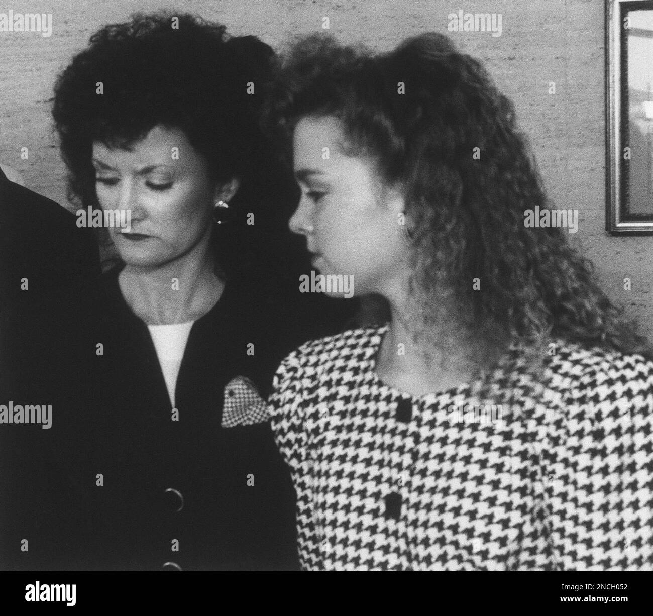 Wanda Holloway, left, and her daughter Shanna Harper, right leave the courtroom Wednesday, March 6, 1991 in Houston after a child custody hearing concerning Shanna and her brother. Wanda Holloway is accused of trying to hire a hit-man to kill the mother of a girl competing with Shanna to be a cheerleader. (AP Photo/David Scarbrough) Banque D'Images