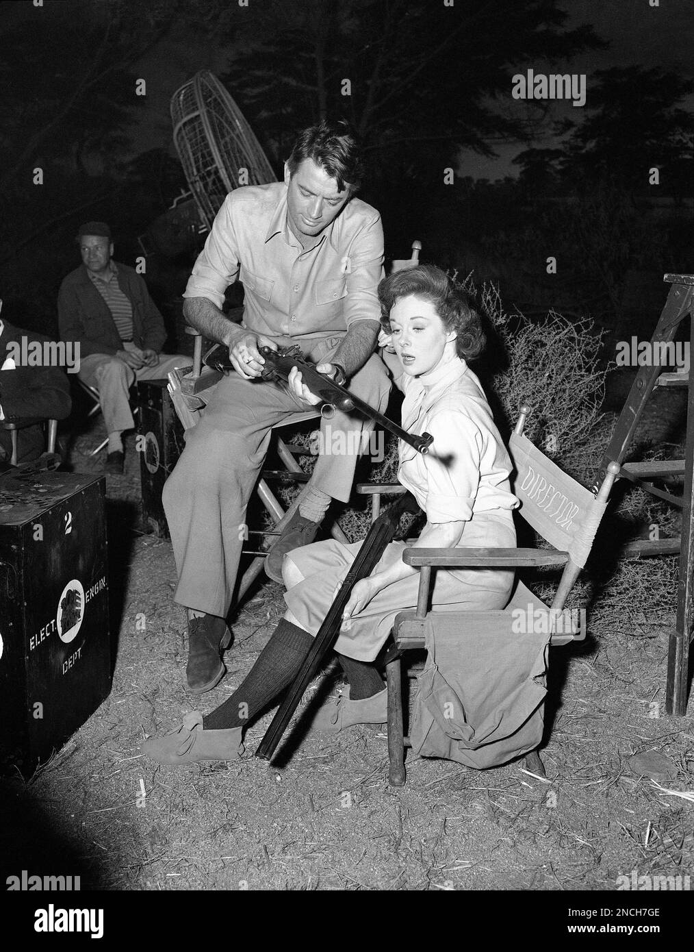 Gregory Peck and Susan Hayward pause between takes of their current film “The Snows of Kilimanjaro,” to examine some of the guns used in the film, March 3, 1952. The picture is based on one of Ernest Hemmingway’s short stories. (AP Photo/Elis Bosworth) Banque D'Images