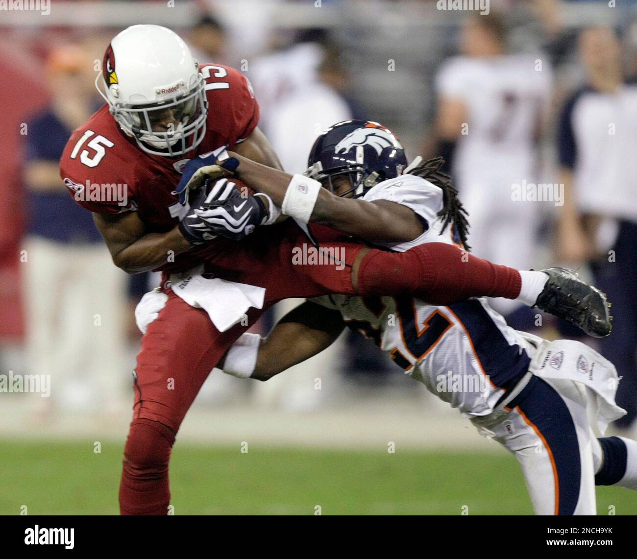Arizona Cardinals wide receiver Steve Breaston, left, makes a reception in front of Denver Broncos cornerback Syd'Quan Thompson, right, during the third quarter of an NFL football game Sunday, Dec. 12, 2010, in Glendale, Ariz. The Cardinals won 43-13. (AP Photo/Paul Connors) Banque D'Images