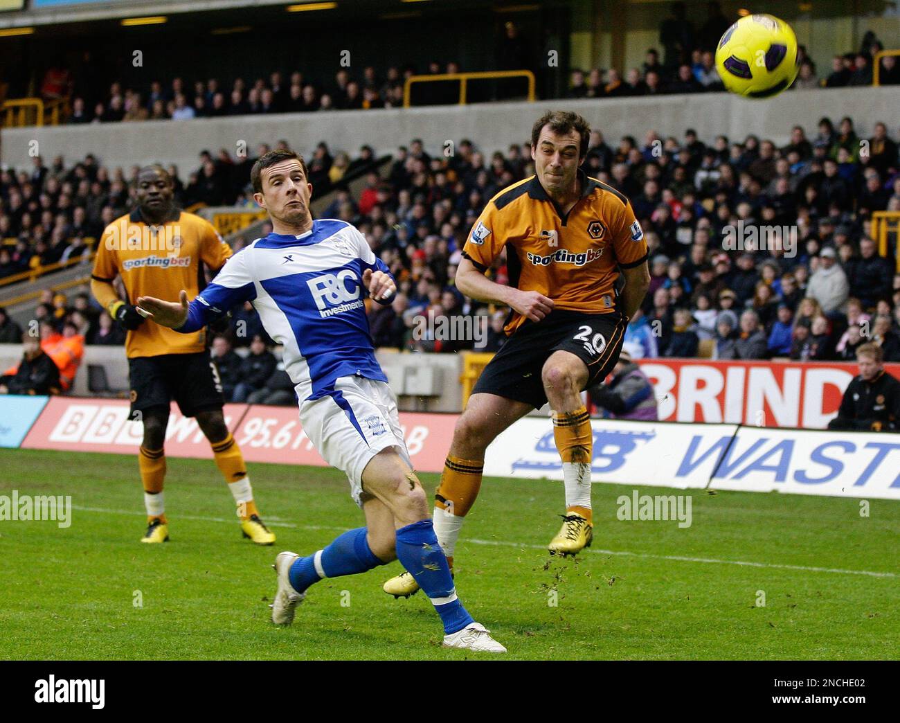 Birmingham City's Barry Ferguson, center, competes for the ball with Wolverhampton Wanderers Nenad Milijas during their English Premier League soccer match at the Molineux stadium, Wolverhampton England. Sunday, Dec. 12, 2010. (AP Photo/Simon Dawson) NO INTERNET/MOBILE USAGE WITHOUT FOOTBALL ASSOCIATION PREMIER LEAGUE (FAPL) LICENCE. CALL +44 (0) 20 7864 9121 or EMAIL info@football-datco.com FOR DETAILS Banque D'Images