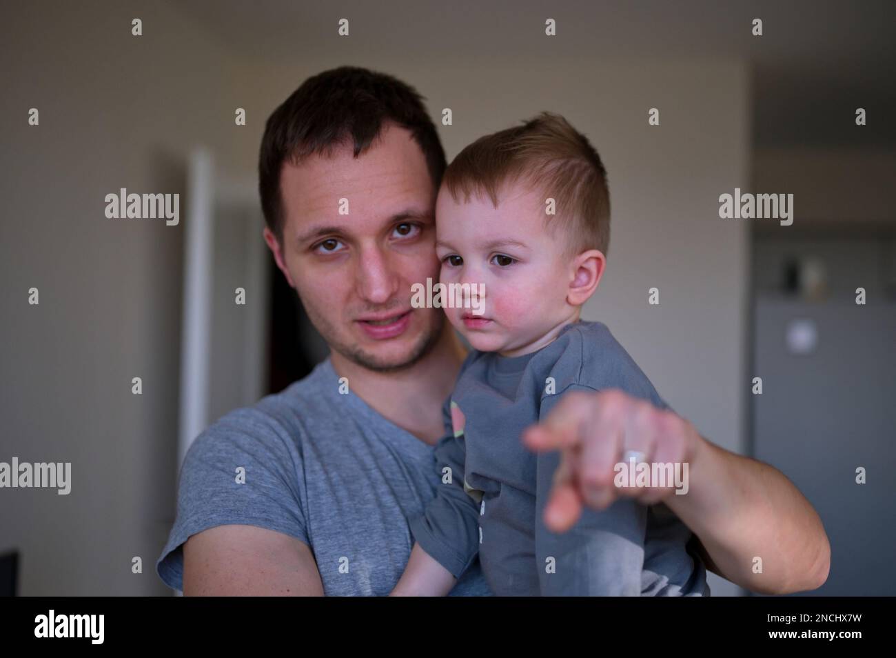 Père tenant son adorable petit tout-petit à la maison Banque D'Images