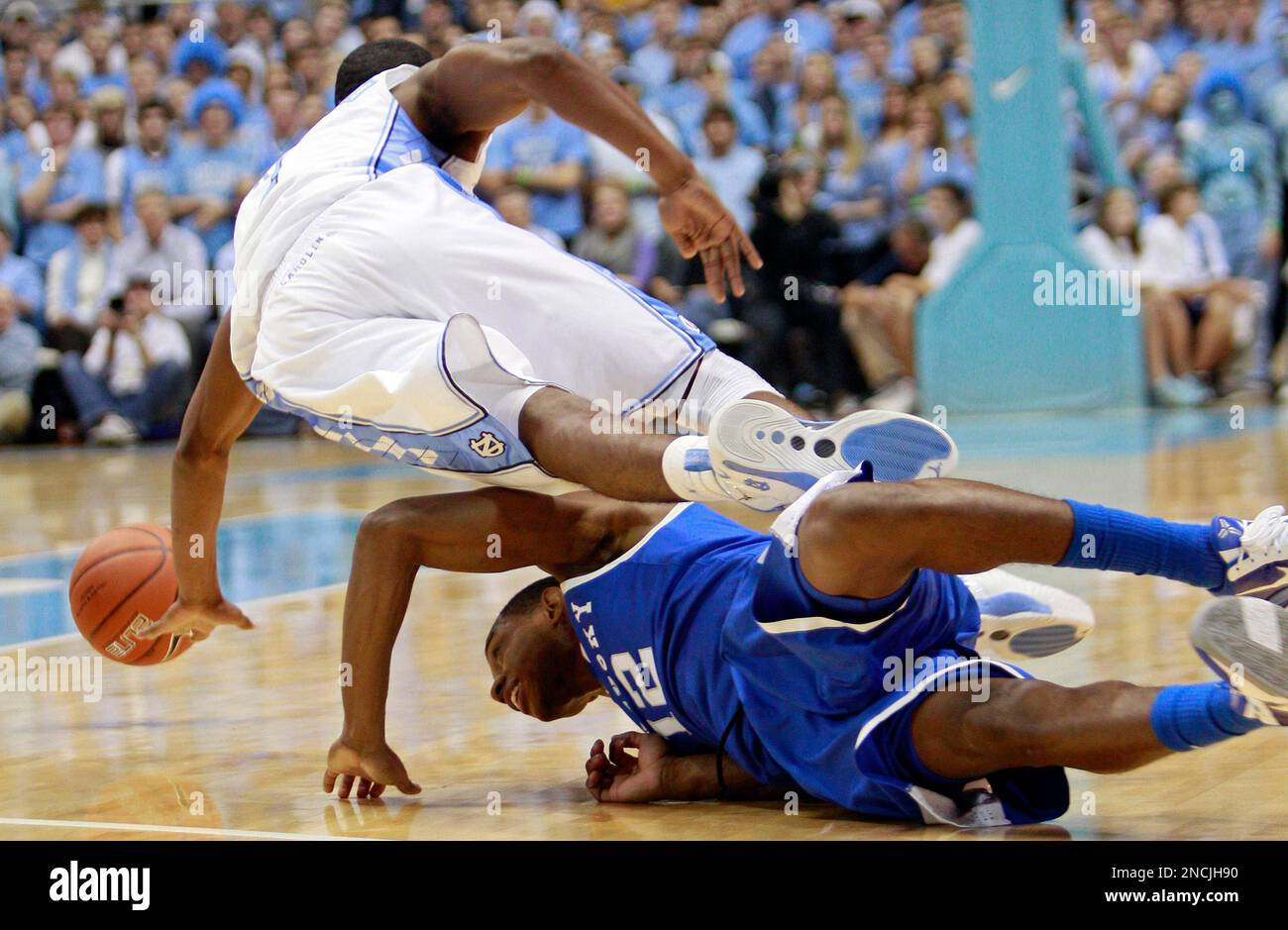 Kentucky's Brandon Knight, bottom, and North Carolina's Dexter Strickland go after the ball during the first half of an NCAA college basketball game in Chapel Hill, N.C., Saturday, Dec. 4, 2010. North Carolina won 75-73. (AP Photo/Gerry Broome) Banque D'Images
