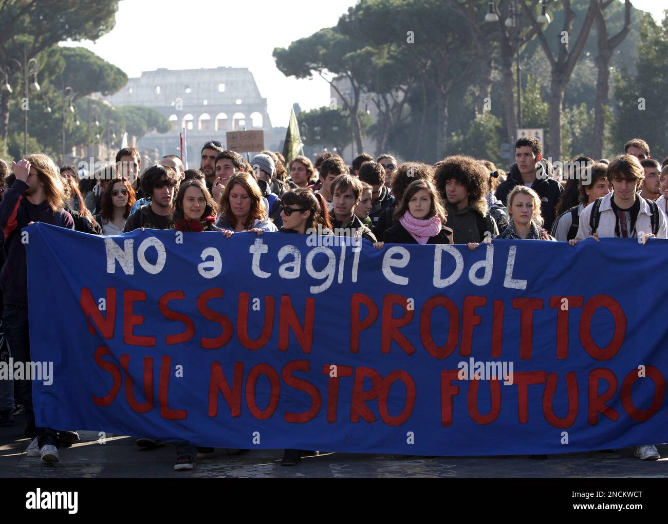 Students hold up a banner with writing reading in Italian "No to cuts and proposed bill, no profit on our future" as they march past the ancient Colosseum during a protest against the government-proposed education reforms, in Rome, Thursday, Nov. 25, 2010. Thousands of students across Italy have occupied university buildings, bridges and piazzas to protest education cuts and reforms being debated by Parliament. (AP Photo/Gregorio Borgia) Banque D'Images