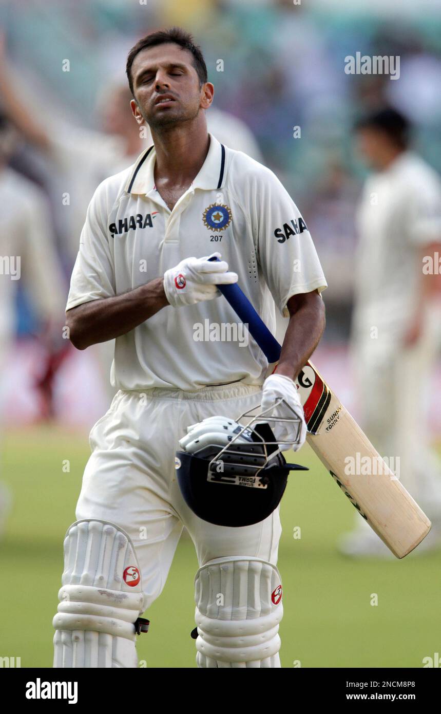 India's Rahul Dravid reacts after being dismissed by New Zealand's Kane Williamson, not seen, during the third day of their last cricket test match, in Nagpur, India, Monday, Nov. 22, 2010. Dravid scored 191 runs. (AP Photo/Aijaz Rahi) Banque D'Images