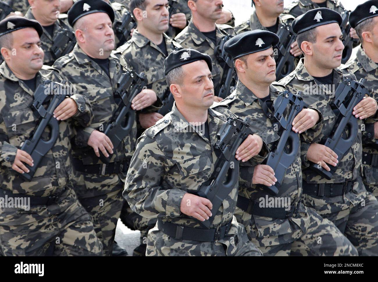Lebanese army soldiers march during a military parade to mark the 67th anniversary of Lebanon's independence, in Beirut, Lebanon, Monday, Nov. 22, 2010. Lebanon gained independence from France in 1943. (AP Photo/Bilal Hussein) Banque D'Images