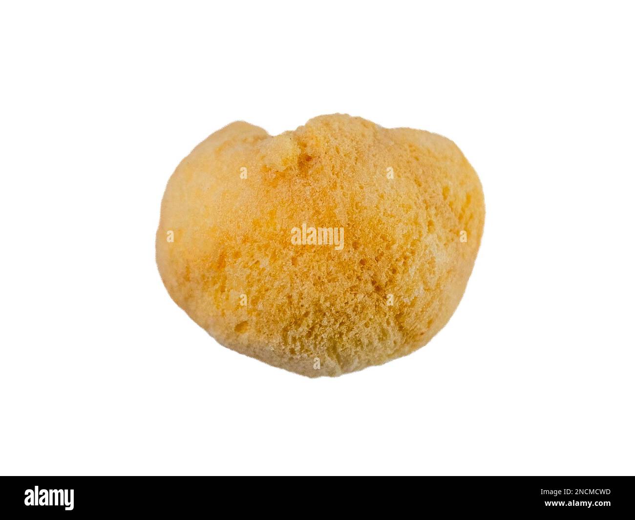 Le Longan lyophilisé, est un fruit transformé qui conserve la valeur nutritionnelle de la nourriture. Longan lyophilisé isolé sur fond blanc. Découpe p Banque D'Images