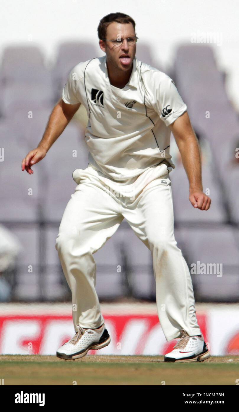 New Zealand's captain Daniel Vettori reacts after India's Rahul Dravid, not seen, hits a shot on his delivery during the second day of the third and final cricket test match in Nagpur, India, Sunday, Nov.21, 2010. (AP Photo/Aijaz Rahi) Banque D'Images