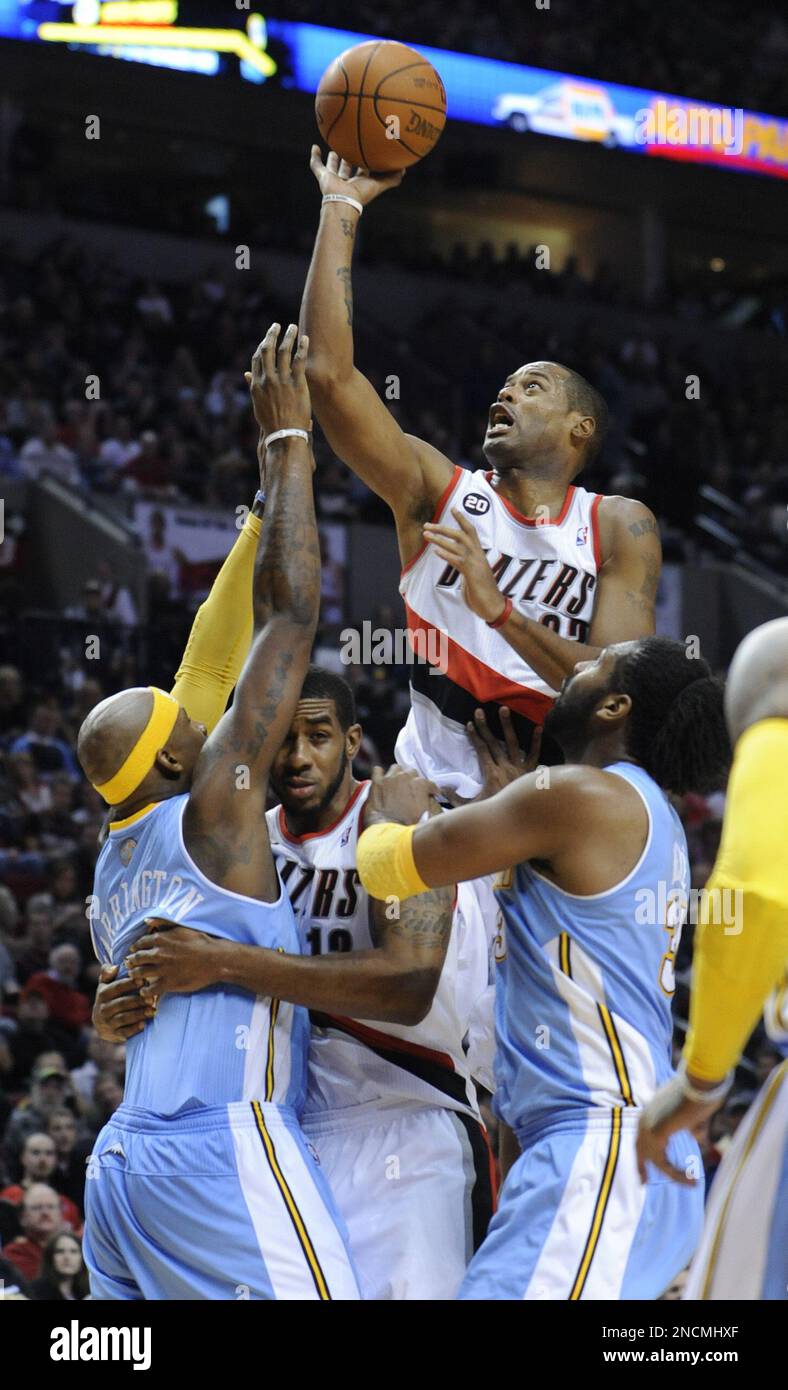 Portland Trail Blazers' Marcus Canby (23) shoots from behind LaMarcus Aldridge (12) against the Denver Nuggets' Al Harrington (7) and Nene, from Brazil, during the second half of an NBA basketball game in Portland, Ore., Thursday Nov. 18, 2010. (AP Photo/Greg Wahl-Stephens) Banque D'Images