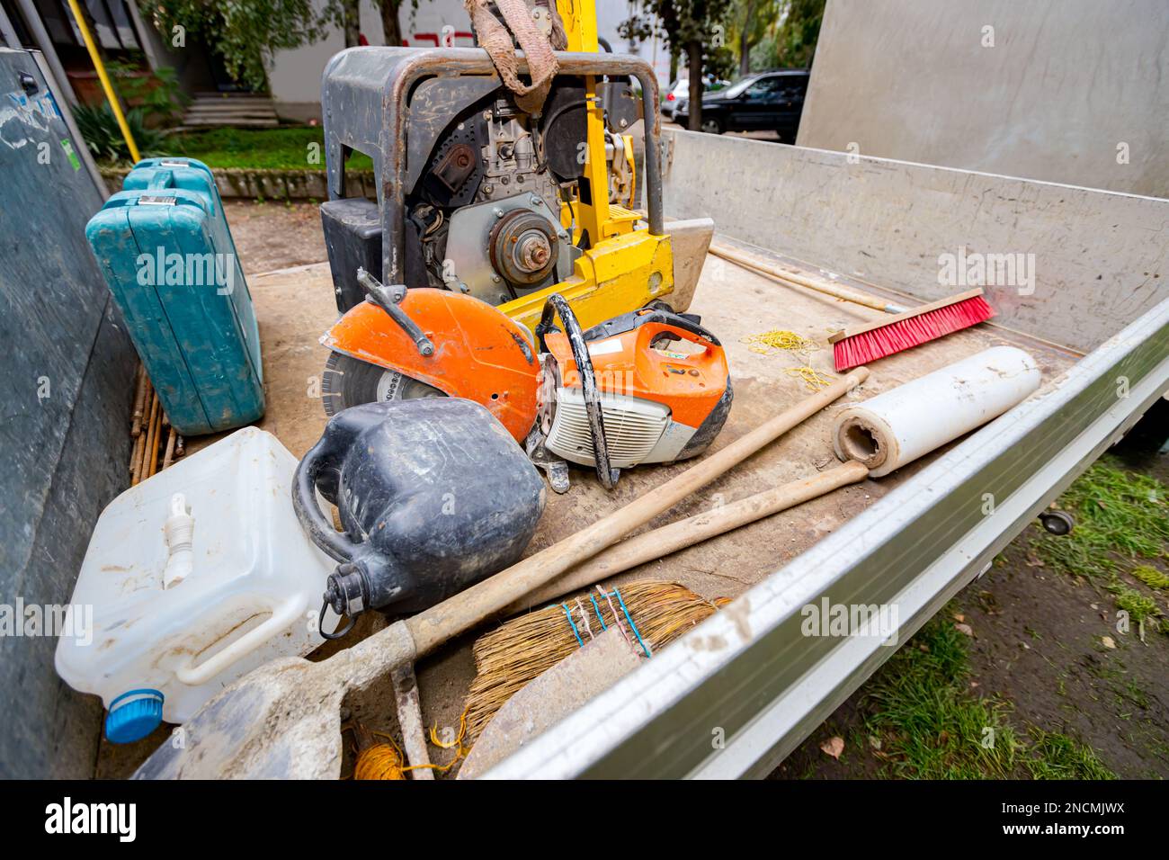 Outils divers, compacteur à plaque, marteau vibrant debout, machine de tassage de cric sauteur et scie circulaire à lame diamant à main placée sur la remorque de camion à Banque D'Images