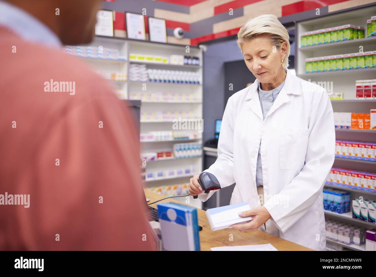 Pharmacie, scan de code-barres et femme pharmacienne senior avec le client achetant des médicaments et des pilules. Paiement du magasin, clinique pharmaceutique et professionnel de la santé Banque D'Images