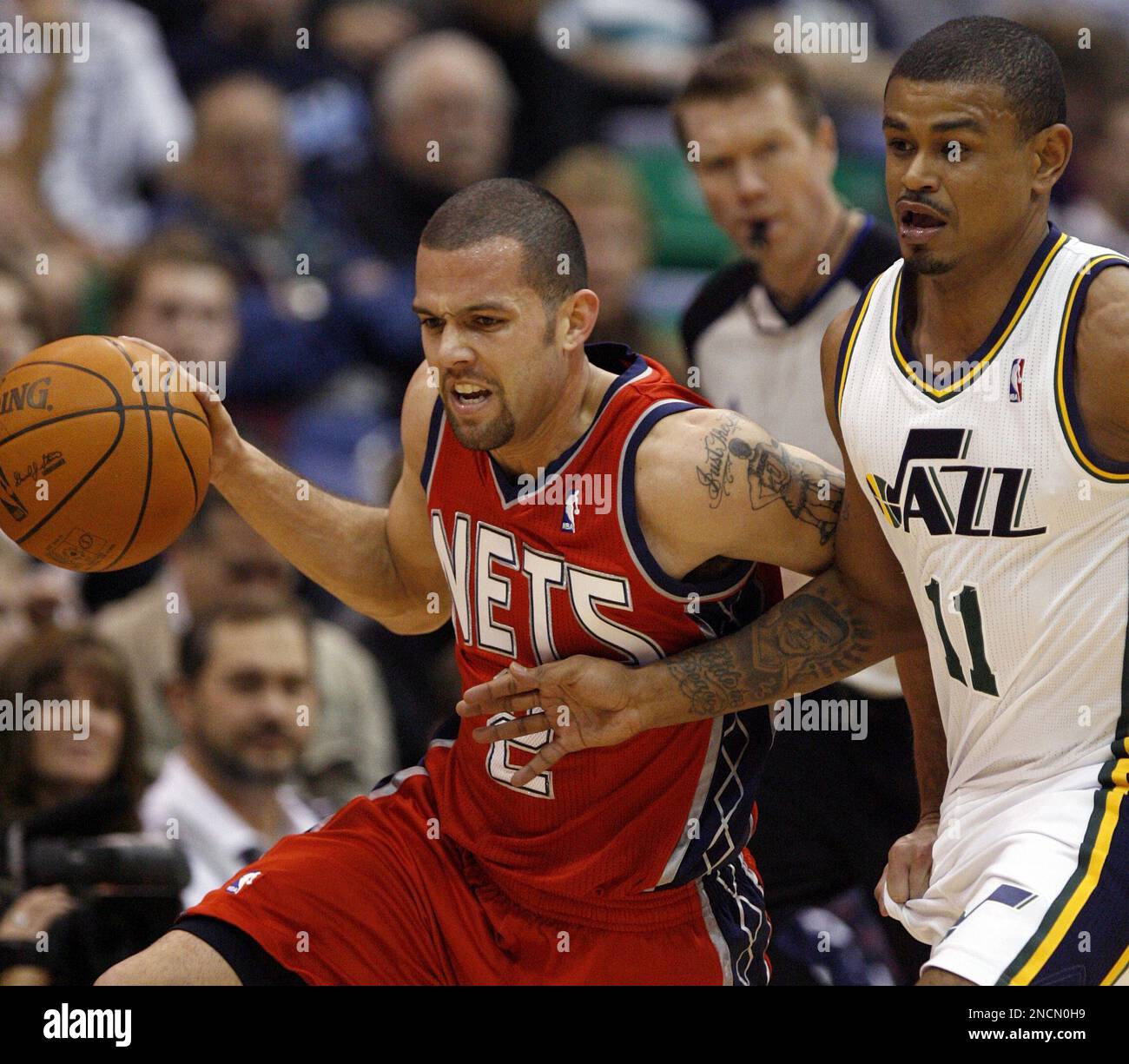 New Jersey Nets guard Jordan Farmar (2) heads downcourt with the ball as Utah Jazz guard Earl Watson (11) chases him during the first half of their NBA basketball game in Salt Lake City, Wednesday, Nov. 17, 2010. (AP Photo/Steve C. Wilson) Banque D'Images