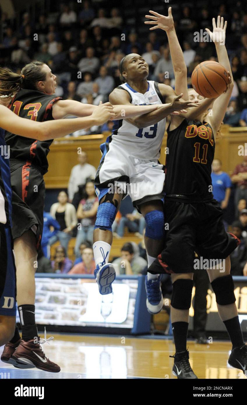 Duke's Karima Christmas (13) splits Southern California's Kari LaPlante (13) and Cassie Harberts (11) during the first half of an NCAA college basketball game in Durham, N.C., Monday, Nov 15, 2010. (AP Photo/Sara D. Davis) Banque D'Images