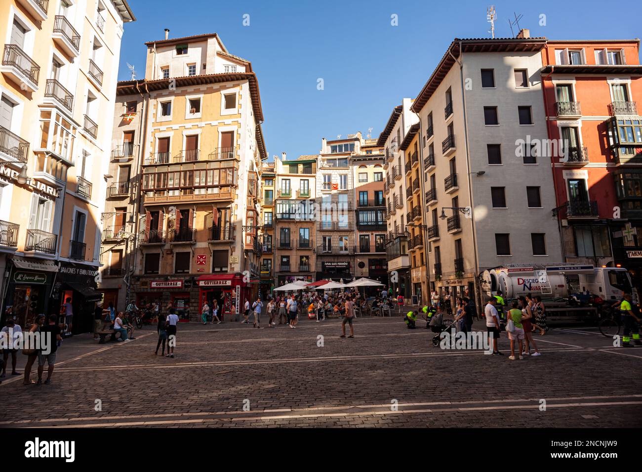 Pampelune, Espagne - août 01, 2022 : place antique de Pampelune, Navarre, Espagne. Banque D'Images Pampelune, Espagne - août 01, 2022 : place antique de Pampelune, Navarre, Espagne. Banque D'Images