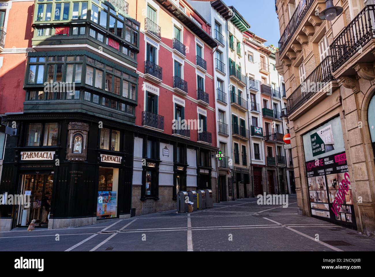Pampelune, Espagne - 01 août 2022 : ancienne rue de Pampelune, Navarre, Espagne. Banque D'Images Pampelune, Espagne - 01 août 2022 : ancienne rue de Pampelune, Navarre, Espagne. Banque D'Images