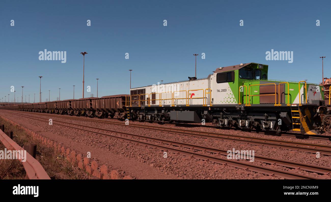 Baie de Saldanha, côte ouest, Afrique du Sud. 2023. Locomotive transportant des marchandises de minerai de fer dans des camions de chemin de fer à travers le port de Saldanha avant d'expédier vers la Chine. Banque D'Images