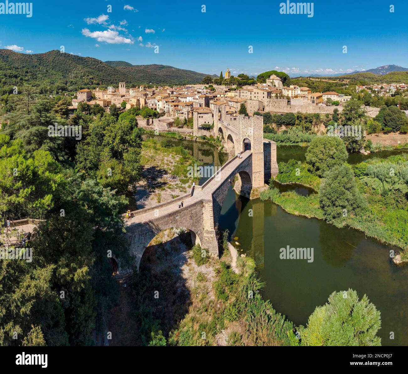 Village médiéval avec un brug fortifié appelé Pont de Besalú Banque D'Images