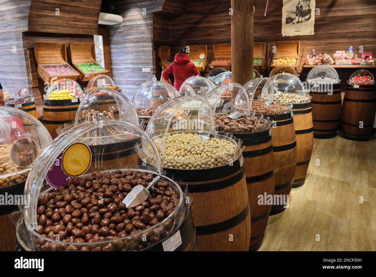 fûts en bois chêtes en gelée de bonbons colorés bonbons au caramel chocolats à vendre magasin Banque D'Images