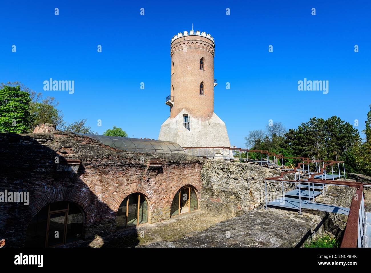 La Tour Chindia ou Turnul Chindiei, anciens bâtiments et ruines à la Cour Royale de Targoviste (Curtea Domneasca) dans le Parc Chindia (Parcul Chindia) dans le HIS Banque D'Images