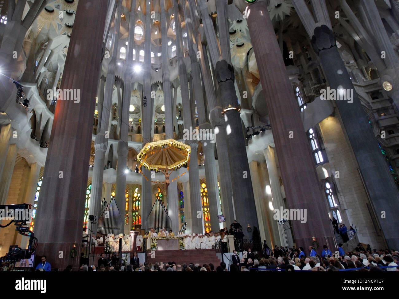 Pope Benedict XVI, at center, leads a mass at Sagrada Familia church in Barcelona, Spain, Sunday, Nov. 7, 2010. The Pope consecrated La Sagrada Familia, the Barcelona landmark designed by Antoni Gaudi, whose construction began in 1882 and continues today. (AP Photo/Alessandra Tarantino) Banque D'Images