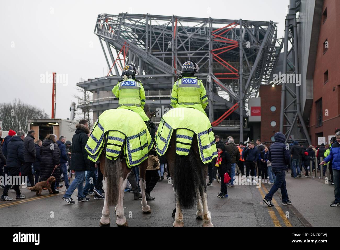 Des policiers ont été montés en patrouille lors d'un match de la Premier League au Royaume-Uni Banque D'Images