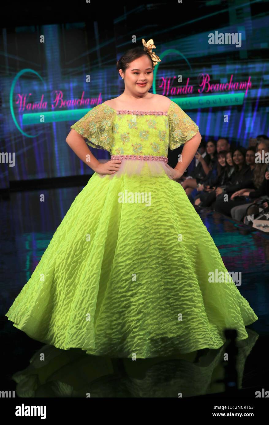 Manhattan, NY, États-Unis. 23rd décembre 2002. Wanda Beauchamp Designs @NYFW '23 Powered by Art Heart Fashion (Credit image: © Martina Kolozvaryova/Pacific Press via ZUMA Press Wire) USAGE ÉDITORIAL SEULEMENT! Non destiné À un usage commercial ! Banque D'Images