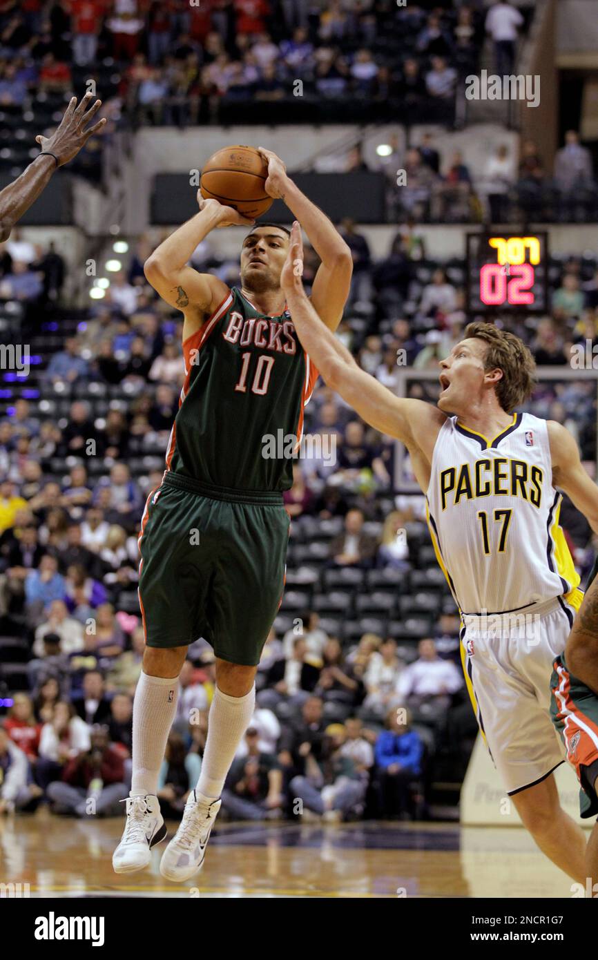 Milwaukee Bucks forward Carlos Delfino, of Argentina, left, shoots in front of Indiana Pacers forward Mike Dunleavy in the first half of an NBA basketball game in Indianapolis, Friday, Nov. 5, 2010. (AP Photo/Michael Conroy) Banque D'Images