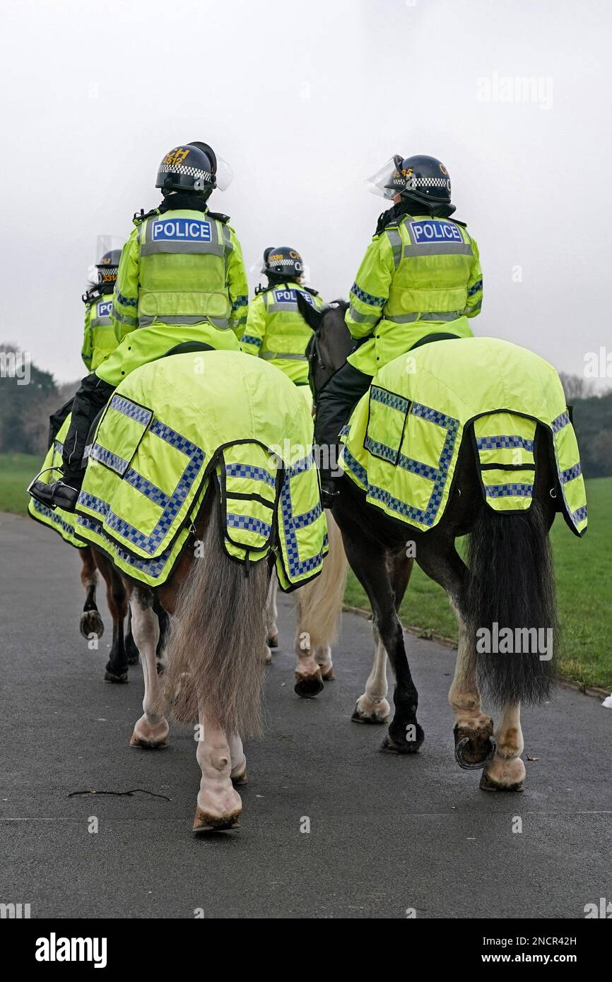 Des policiers ont été montés en patrouille lors d'un match de la Premier League au Royaume-Uni Banque D'Images