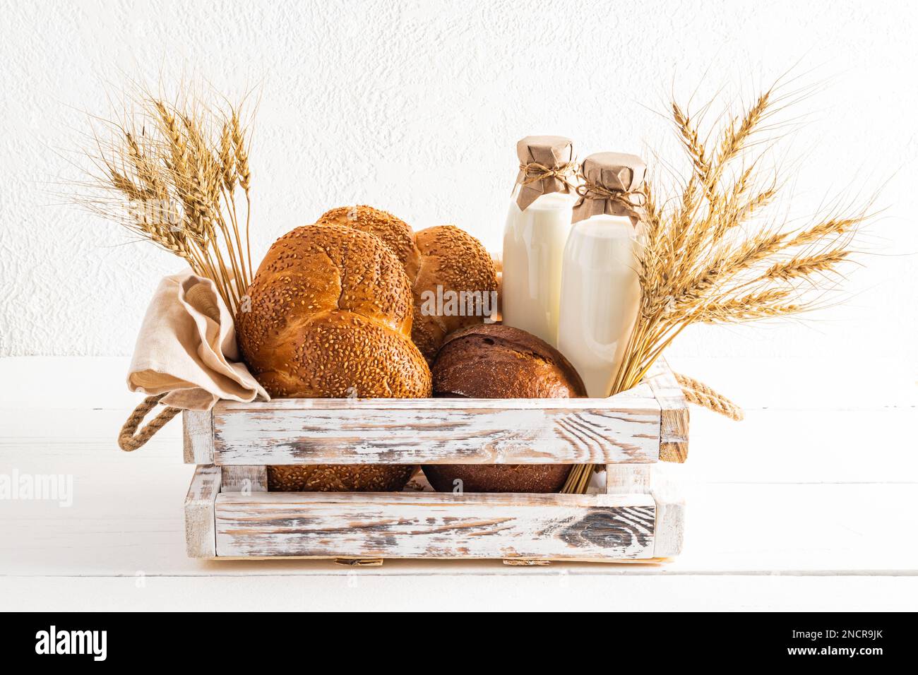 Une boîte blanche en bois remplie de produits traditionnels pour les vacances de Shavuot. arrière-plan blanc. vue avant Banque D'Images