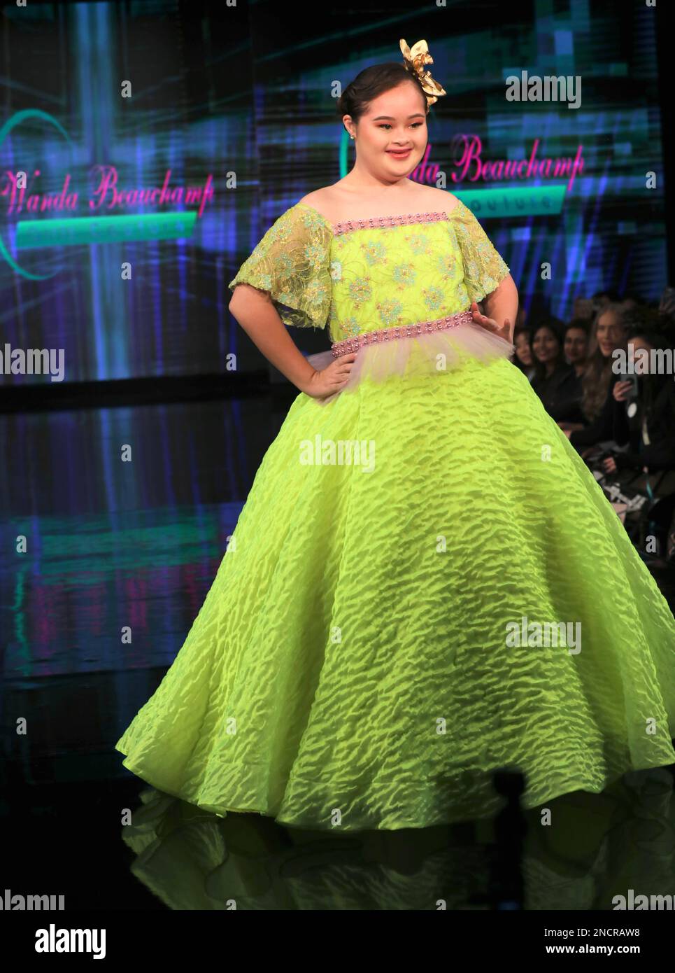 Manhattan, NY, États-Unis. 23rd décembre 2002. Wanda Beauchamp Designs @NYFW '23 Powered by Art Heart Fashion (Credit image: © Martina Kolozvaryova/Pacific Press via ZUMA Press Wire) USAGE ÉDITORIAL SEULEMENT! Non destiné À un usage commercial ! Banque D'Images