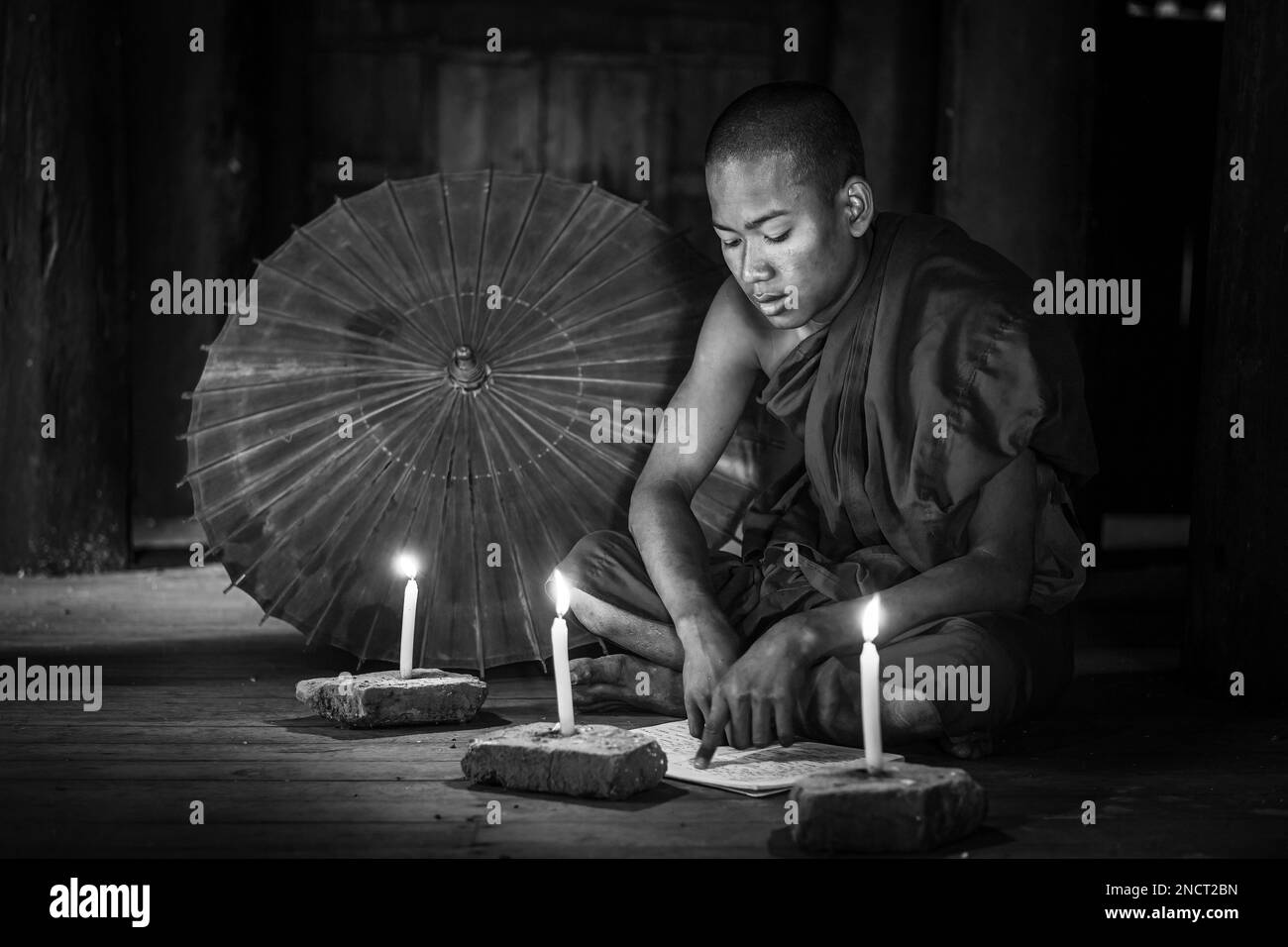 Un moine bouddhiste dans une pagode à Bagan Myanmar Banque D'Images