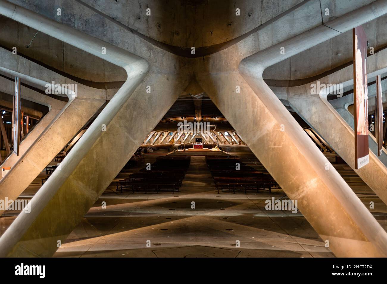 La vue intérieure de la basilique Saint-Laurent Pie X à Lourdes, France Banque D'Images