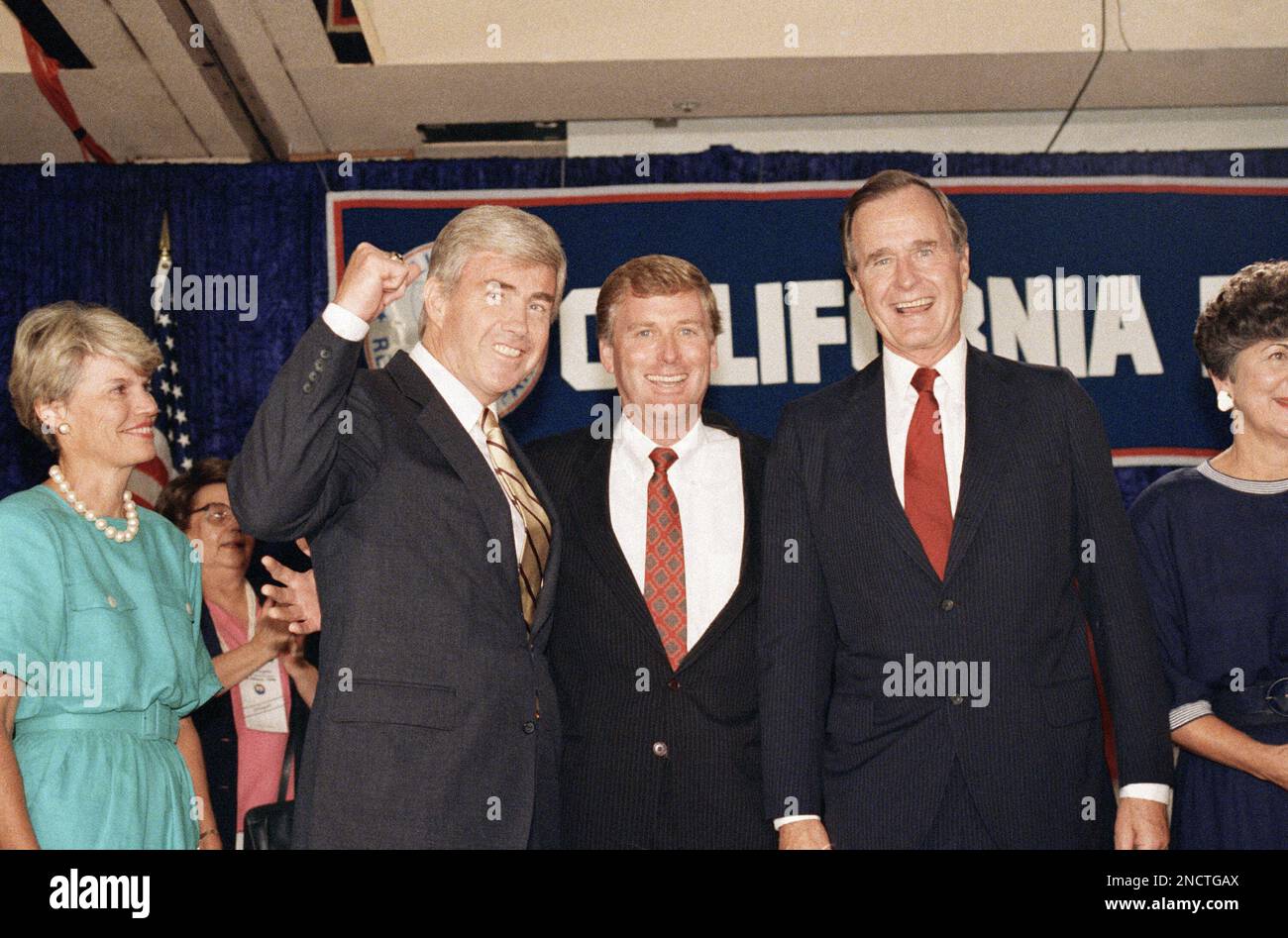 Rep. Jack Kemp, R-NY., left, cheers the team of the Vice President