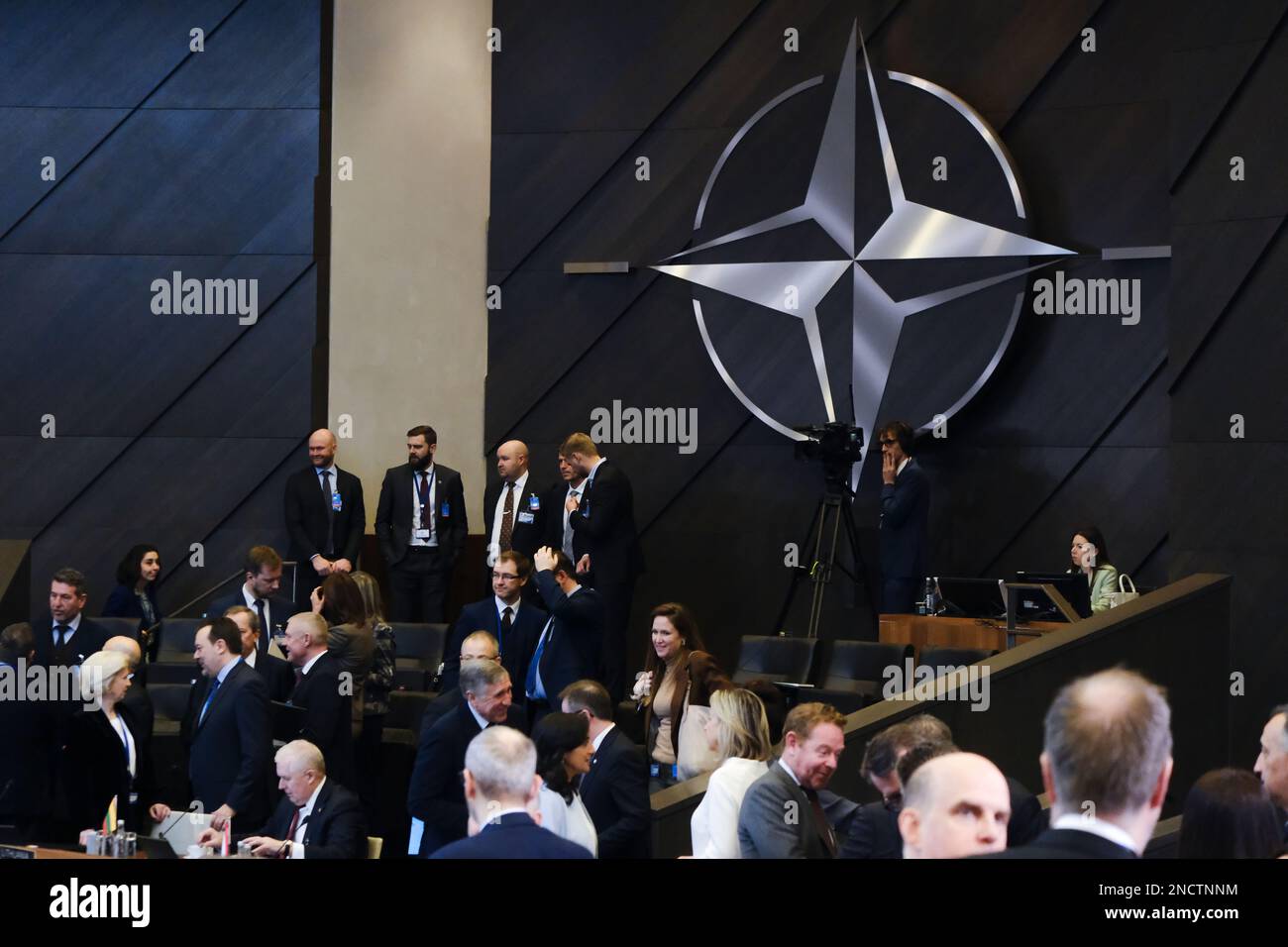 Bruxelles, Belgique. 15th févr. 2023. Vue de la salle plénière de la Réunion des ministres de la Défense de l'OTAN lors d'une réunion de deux jours des ministres de la Défense de l'Alliance au siège de l'OTAN à Bruxelles (Belgique) sur le 15 février 2023. Crédit: ALEXANDROS MICHAILIDIS/Alamy Live News Banque D'Images