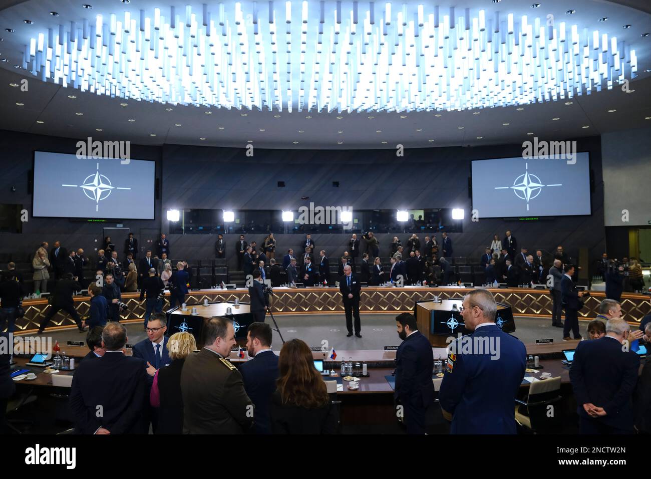 Bruxelles, Belgique. 15th févr. 2023. Vue de la salle plénière de la Réunion des ministres de la Défense de l'OTAN lors d'une réunion de deux jours des ministres de la Défense de l'Alliance au siège de l'OTAN à Bruxelles (Belgique) sur le 15 février 2023. Crédit: ALEXANDROS MICHAILIDIS/Alamy Live News Banque D'Images