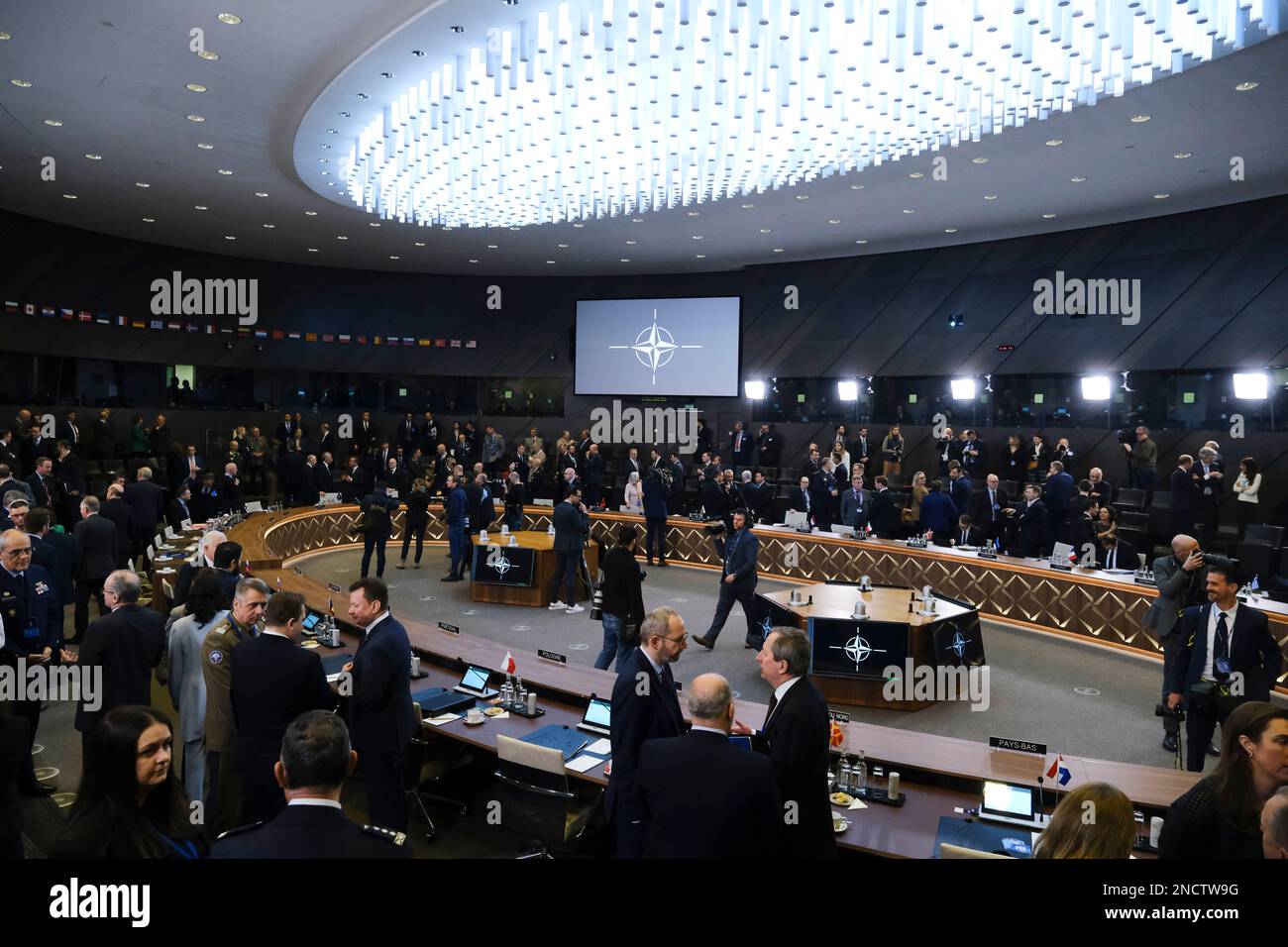 Bruxelles, Belgique. 15th févr. 2023. Vue de la salle plénière de la Réunion des ministres de la Défense de l'OTAN lors d'une réunion de deux jours des ministres de la Défense de l'Alliance au siège de l'OTAN à Bruxelles (Belgique) sur le 15 février 2023. Crédit: ALEXANDROS MICHAILIDIS/Alamy Live News Banque D'Images