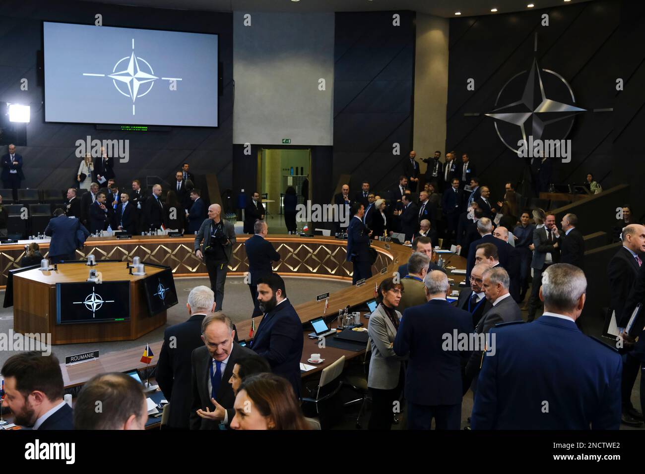 Bruxelles, Belgique. 15th févr. 2023. Vue de la salle plénière de la Réunion des ministres de la Défense de l'OTAN lors d'une réunion de deux jours des ministres de la Défense de l'Alliance au siège de l'OTAN à Bruxelles (Belgique) sur le 15 février 2023. Crédit: ALEXANDROS MICHAILIDIS/Alamy Live News Banque D'Images