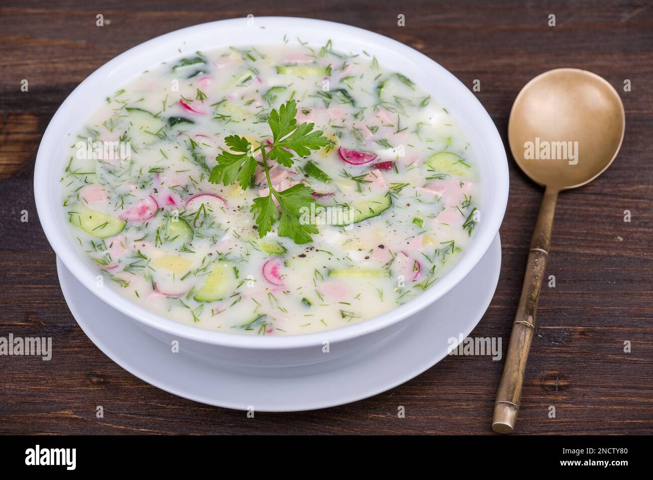Gros plan de la soupe russe de légumes froids sur yaourt, base de lait acide - okroshka Banque D'Images