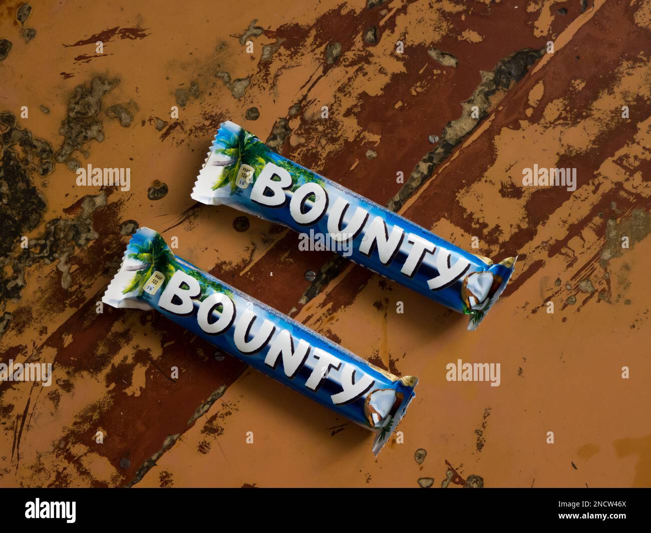 Сhocolate bar Bounty sur fond marron. Banque D'Images