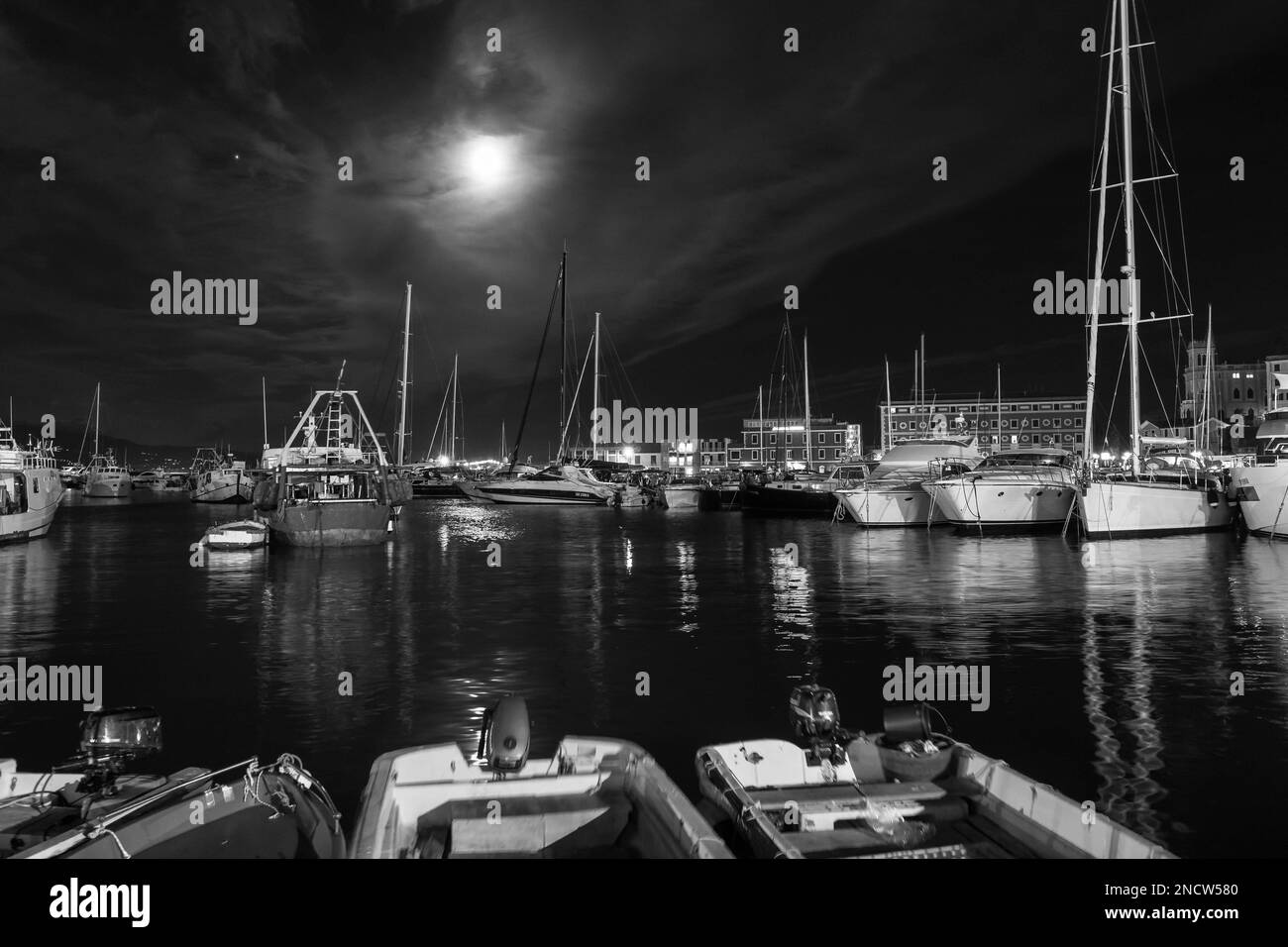 Nouvelle Lune brillant à travers les nuages et éclairant le port de Santa Margherita Ligure Italie. Août 2022 Banque D'Images