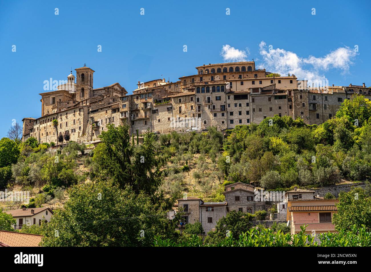 La ville médiévale historique de Contigliano perchée sur une colline surplombant la plaine de Rieti. Contigliano, province de Rieti, Latium, Italie, Europe Banque D'Images