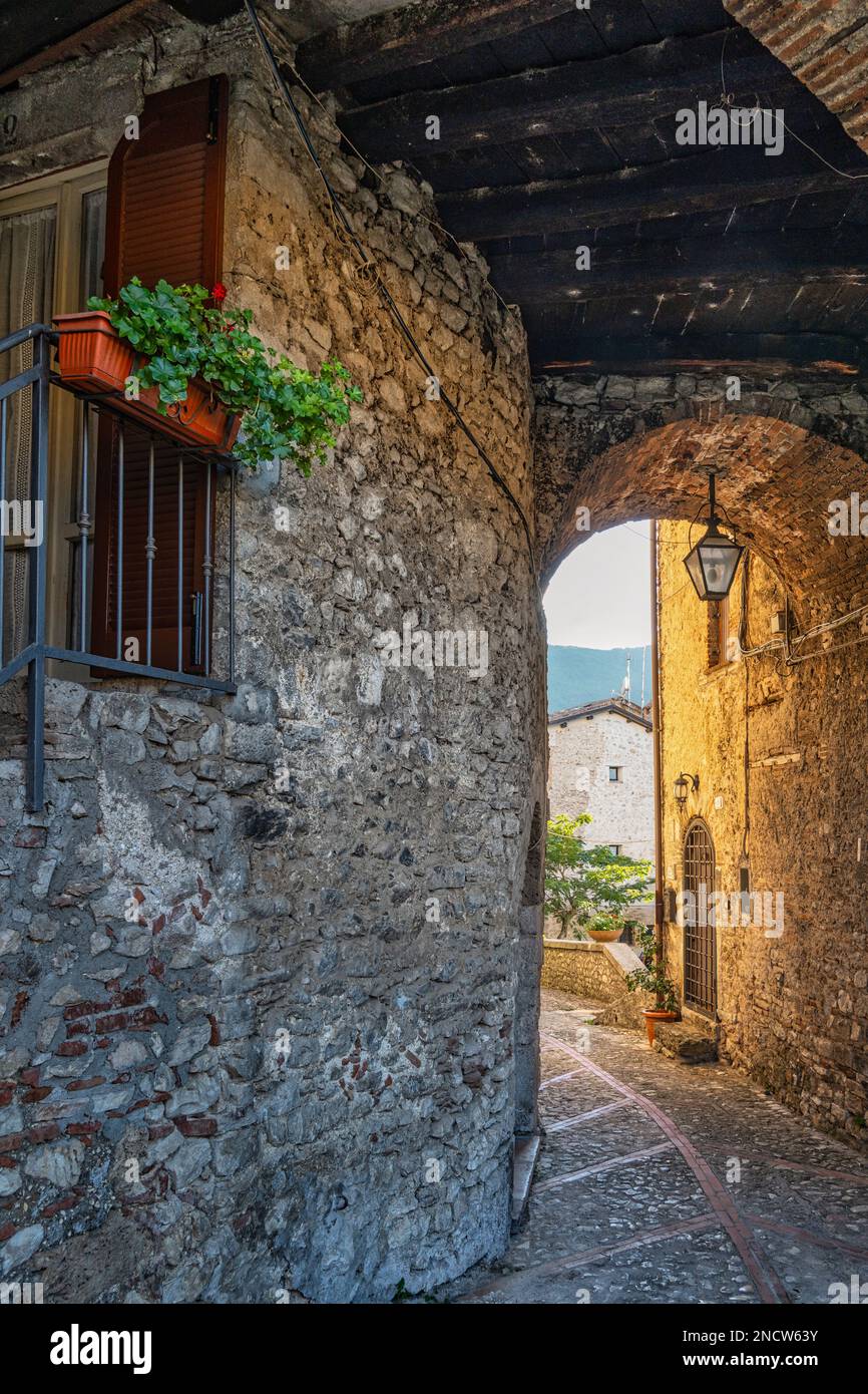 Un aperçu des ruelles, des palais, des arches et des marches de la ville médiévale en pierre et en brique de la municipalité de Contigliano. Contigliano, Latium Banque D'Images