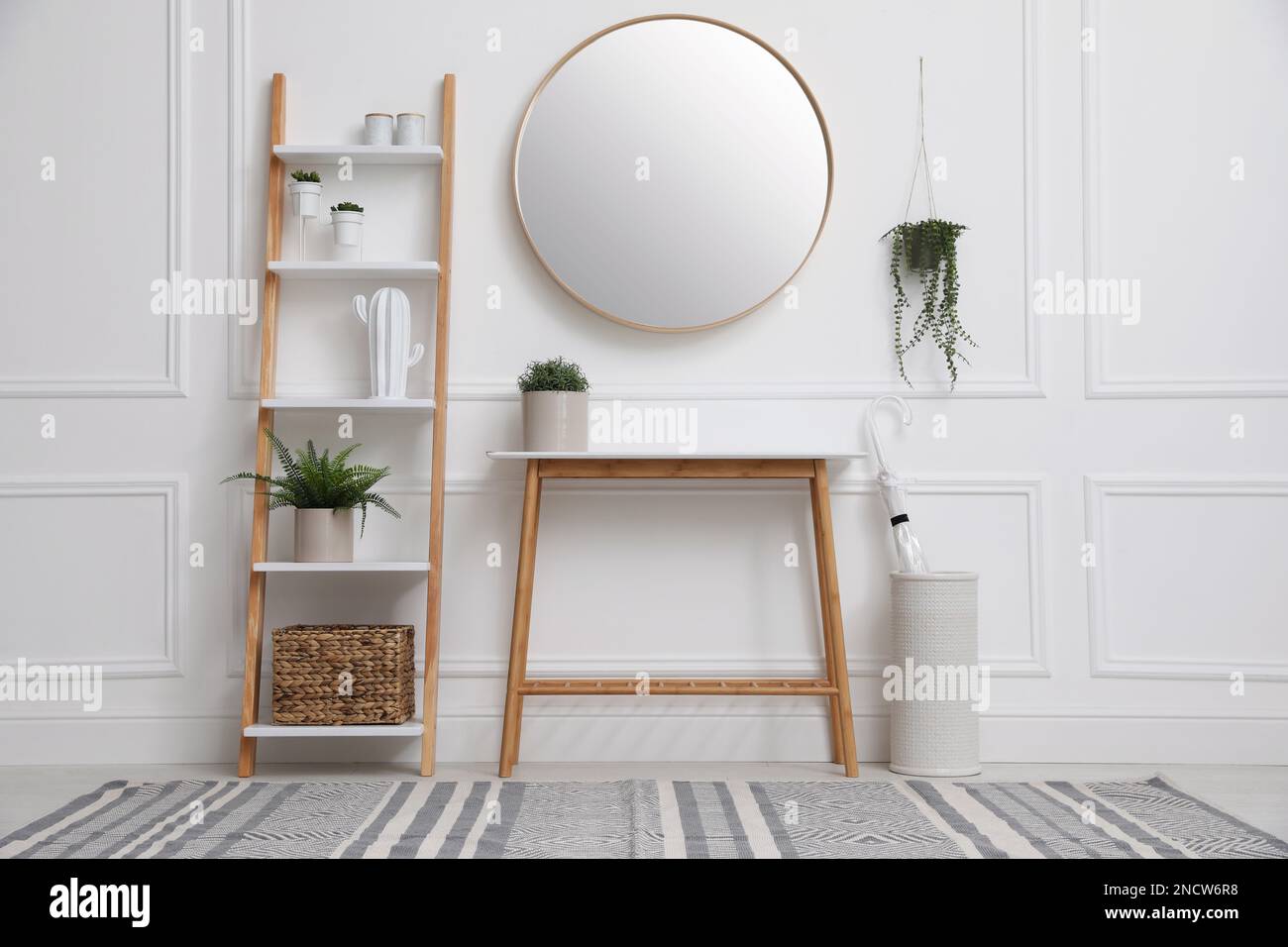 Table de console avec étagère et miroir sur le mur blanc dans le couloir. Design intérieur Banque D'Images