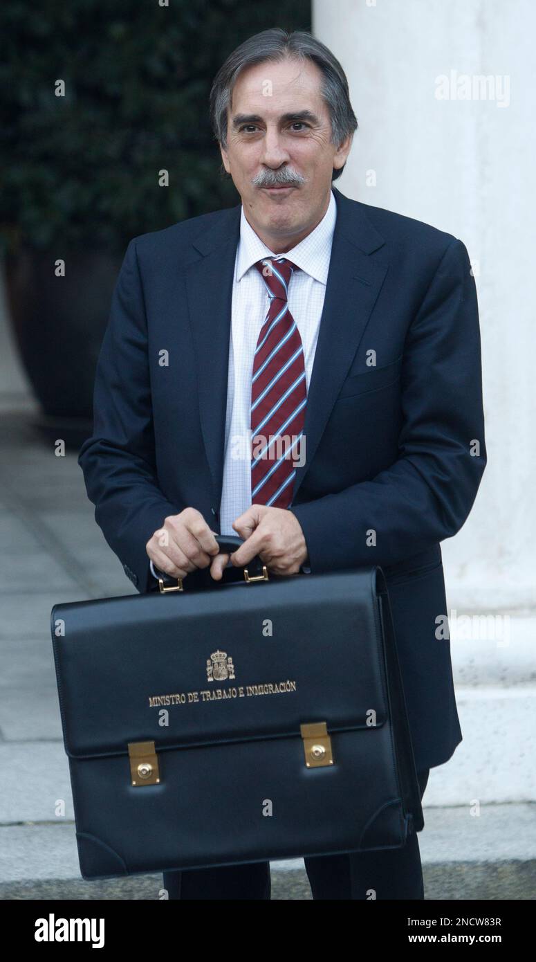 Spain's new Labour Minister Valeriano Gomez who replaces Celestino Corbacho poses at the entrance of the Moncloa Palace in Madrid Friday Oct. 22, 2010. Spain's Prime Minister Jose Luis Rodriguez Zapatero has made a major cabinet reshuffle he hopes will help strengthen the government in the near two years it has left in office.(AP Photo/Paul White) Banque D'Images