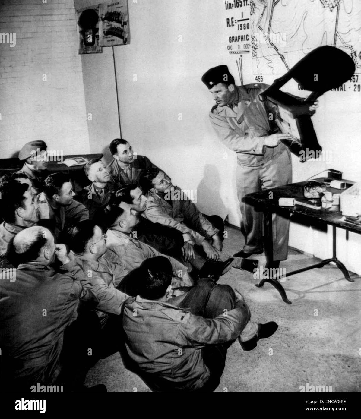 A class of civil affairs officers learns about booby traps from Lieutenant Colonel Henry Trask, of Medford, Massachusetts of the Army Engineers, at Civil Affairs center in England, May 27, 1944. They are taught the dangers of the traps that might be attached to chairs and desks in buildings which might be commandeered for offices in occupied territories. Classes are composed of British and American personnel. (AP Photo) Banque D'Images