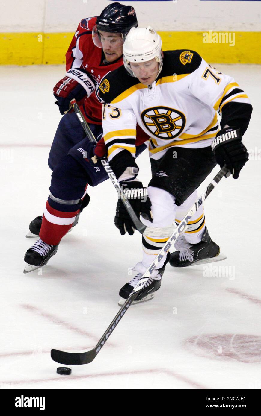 Boston Bruins' Michael Ryder (73) and Washington Capitals' Tomas Fleischmann (14) fight for the puck during the second period of an NHL hockey game at the Verizon Center in Washington, Tuesday, Oct. 19, 2010. (AP Photo/Carolyn Kaster) Banque D'Images